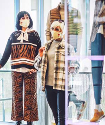 Living Dolls in silbernen Outfits agieren als lebende Puppen